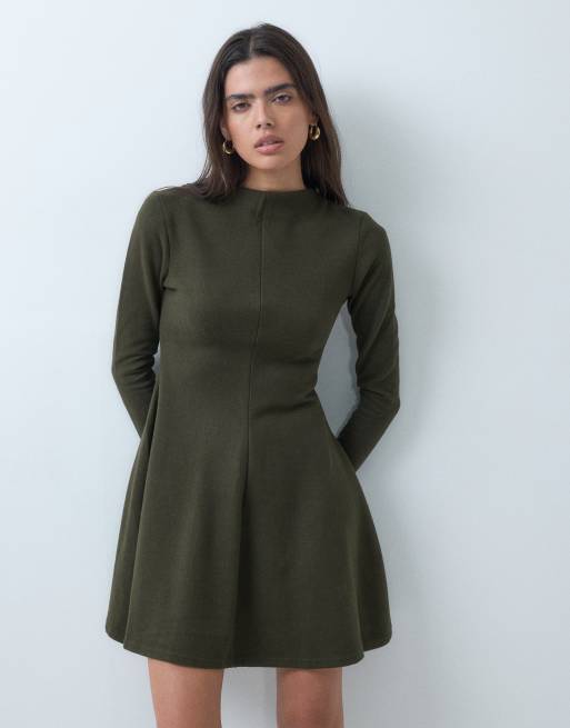 ASOS DESIGN robe courte à manches longues en maille ultra douce avec col montant, olive, 2 de 5