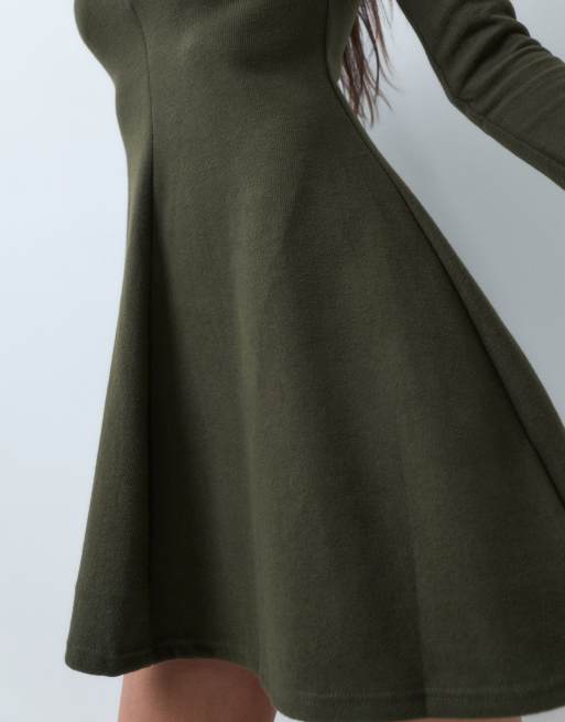 ASOS DESIGN robe courte à manches longues en maille ultra douce avec col montant, olive, 3 de 5