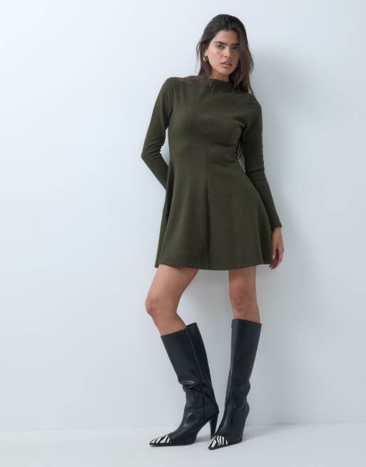 ASOS DESIGN robe courte à manches longues en maille ultra douce avec col montant, olive, 4 de 5