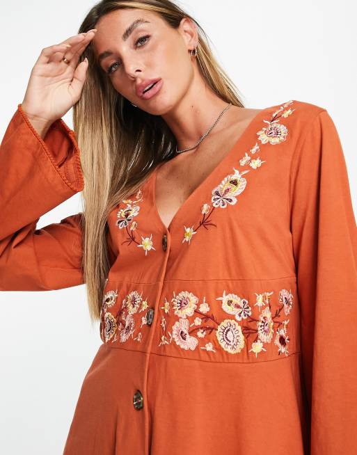 ASOS DESIGN Robe courte manches longues et broderies fleuries avec boutons partir de la taille Rouille