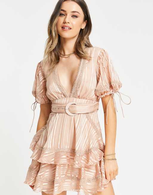 ASOS DESIGN - Robe courte à volants étagés et manches bouffantes avec rayures effet dévoré
