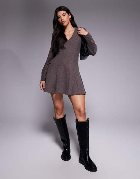 ASOS DESIGN - Robe courte ajustée et évasée ultra douce avec coupe en V sur l'avant - Chocolat - view 1