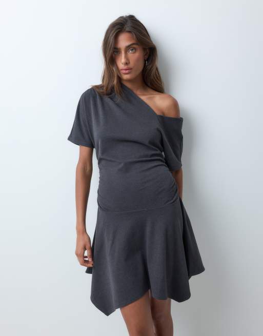 ASOS DESIGN robe courte asymétrique à ourlet pointu ultra-doux en charbon, 5 de 5