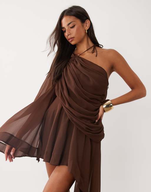 ASOS DESIGN robe courte asymétrique en mousseline à une épaule couleur chocolat, 3 de 4
