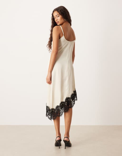 ASOS DESIGN - Robe courte asymétrique en satin avec détails en dentelle noire - Crème, 4 de 4