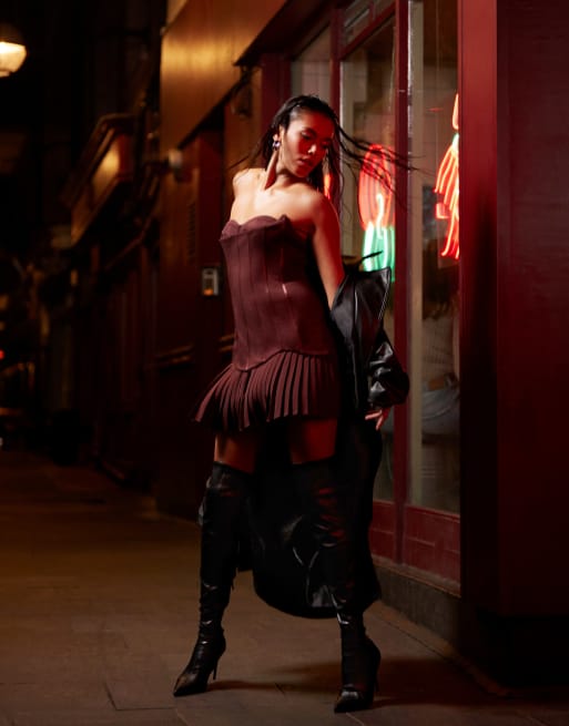 ASOS DESIGN - Robe courte avec corset structuré et ourlet plissé - Bordeaux