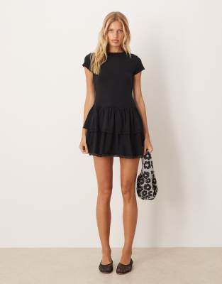 ASOS DESIGN - Robe courte avec jupe à volants et bords en dentelle - Noir