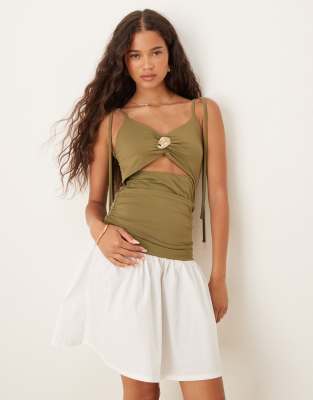 ASOS DESIGN - Robe courte avec jupe en popeline en satin avec découpe et détail métallique - Olive-Vert