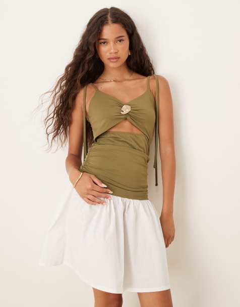 ASOS DESIGN - Robe courte avec jupe en popeline en satin avec découpe et détail métallique - Olive - view 1