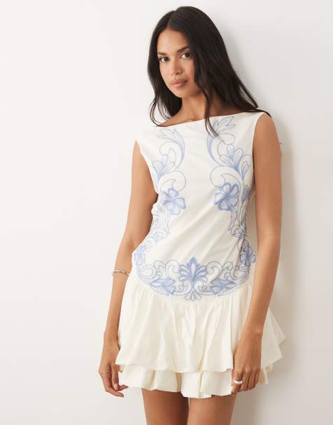 ASOS DESIGN - Robe courte brodée à ourlet boule et dos ouvert - Crème et bleu - view 1