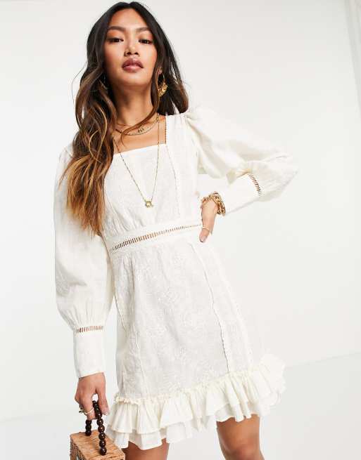 ASOS DESIGN - Robe courte brodée avec encolure carrée et bords en dentelle - Crème