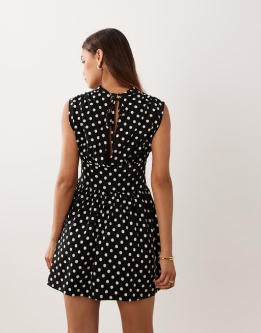ASOS DESIGN - Robe courte cintrée à la taille à pois avec manches courtes - Noir et blanc, 4 de 4