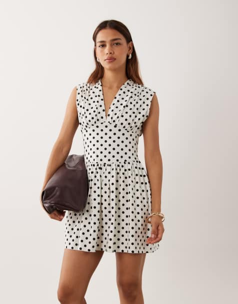 ASOS DESIGN - Robe courte cintrée à la taille à pois noirs et manches courtes - Blanc - view 1