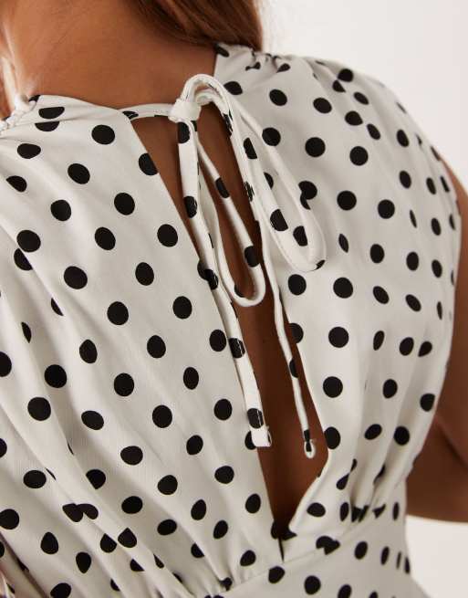 ASOS DESIGN - Robe courte cintrée à la taille à pois noirs et manches courtes - Blanc, 4 de 4
