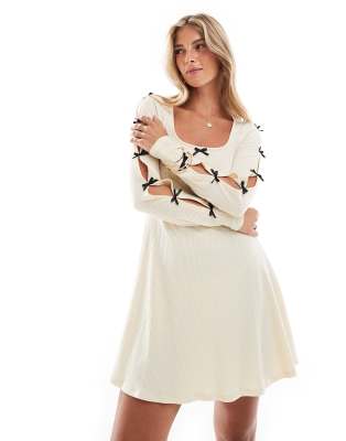 ASOS DESIGN - Robe courte côtelée à manches longues avec nœuds contrastés sur les manches - Crème - view 1