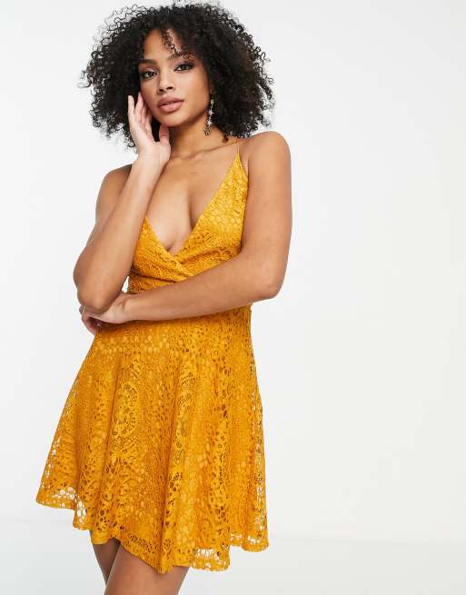 ASOS DESIGN Robe courte de bal de promo en dentelle lacee dans le dos Moutarde ASOS