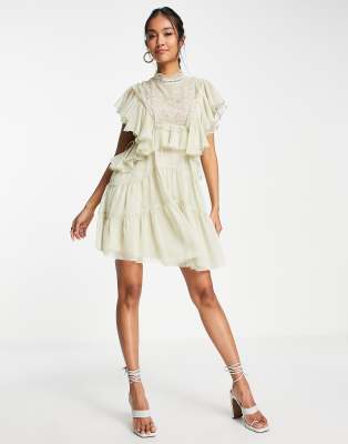 ASOS DESIGN - Robe courte douce à volants étagés avec appliqué en dentelle sur le corsage et volants - Taupe