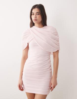 ASOS DESIGN - Robe courte drapée en tulle avec cape et épaulettes - Rose pastel