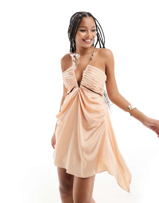 ASOS DESIGN - Robe courte drapée satinée avec chaînes dorées et décolleté plongeant - Pêche