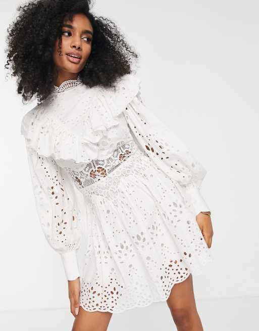 ASOS DESIGN Robe courte en broderie anglaise la taille avec volants Blanc