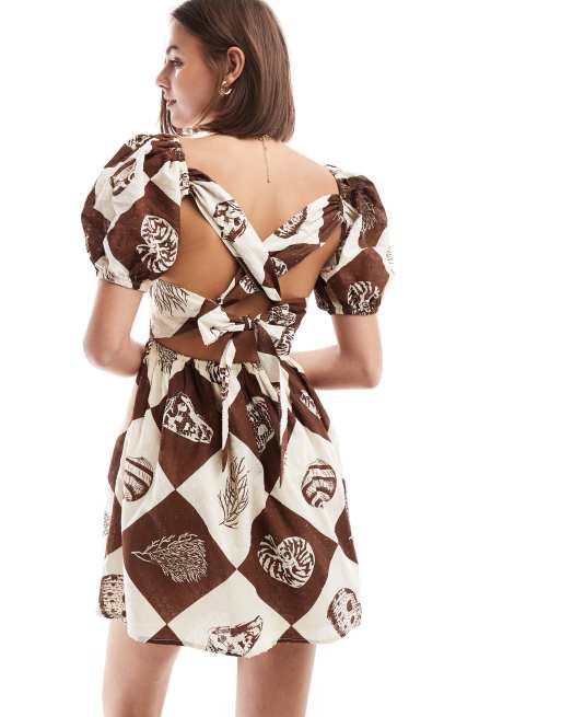 ASOS DESIGN - Robe courte en coton plumetis avec liens dans le dos - Imprimé coquillages