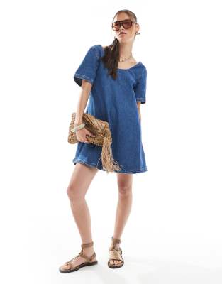 ASOS DESIGN - Robe courte en denim avec manches courtes et encolure dégagée - Bleu moyen