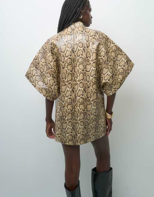 ASOS DESIGN robe courte en imitation cuir à manches chauve-souris imprimé serpent, 2 de 4