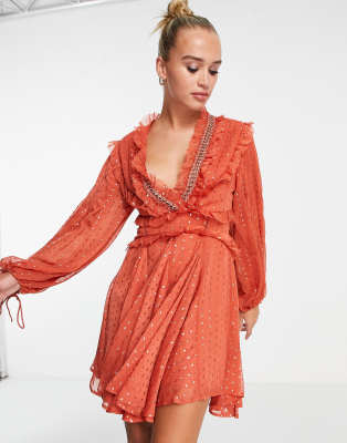 ASOS DESIGN - Robe courte en jacquard métallisé à volants avec chaîne - Rouille | ASOS