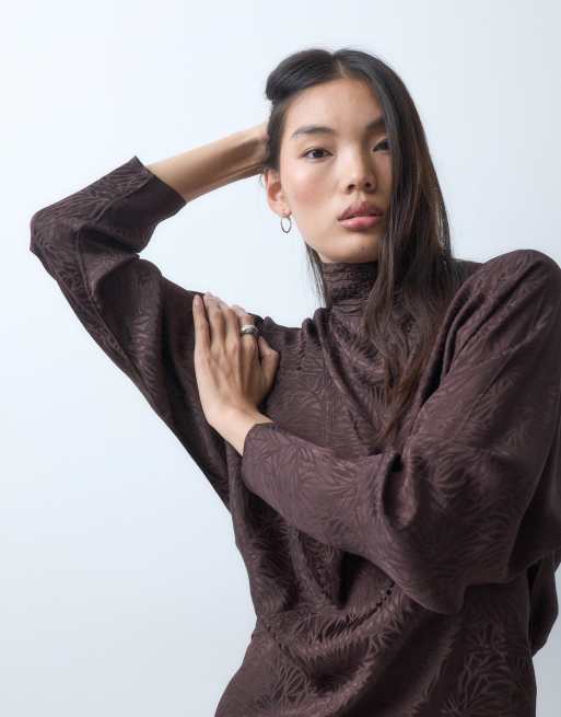 ASOS DESIGN robe courte en jacquard satiné à col montant et manches chauve-souris marron, 2 de 5