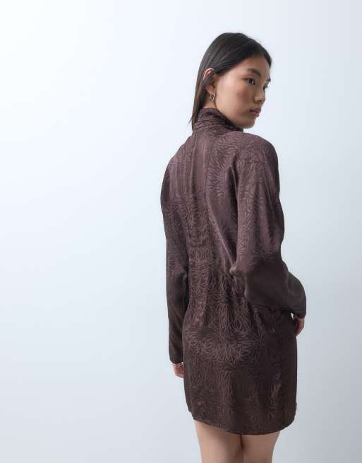 ASOS DESIGN robe courte en jacquard satiné à col montant et manches chauve-souris marron, 4 de 5