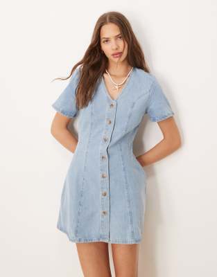 ASOS DESIGN - Robe courte en jean à manches courtes et taille cintrée - Bleu clair