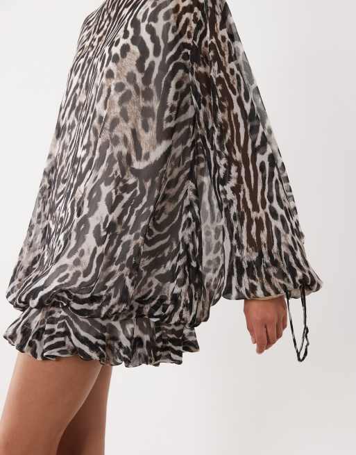 ASOS DESIGN robe courte en mousseline à col montant avec taille blousante et imprimé animal, 3 de 4