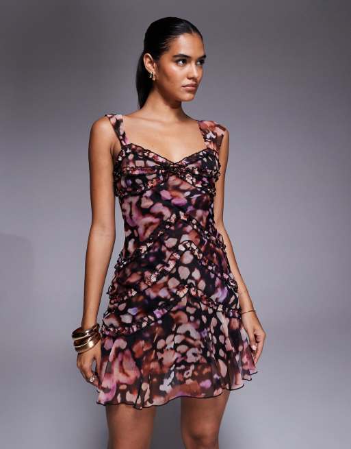 ASOS DESIGN - Robe courte en mousseline à volants avec bretelles fines et jupe à godets - Imprimé animal abstrait rose