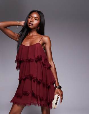 ASOS DESIGN - Robe courte en mousseline et dentelle avec volants - Rouge cerise