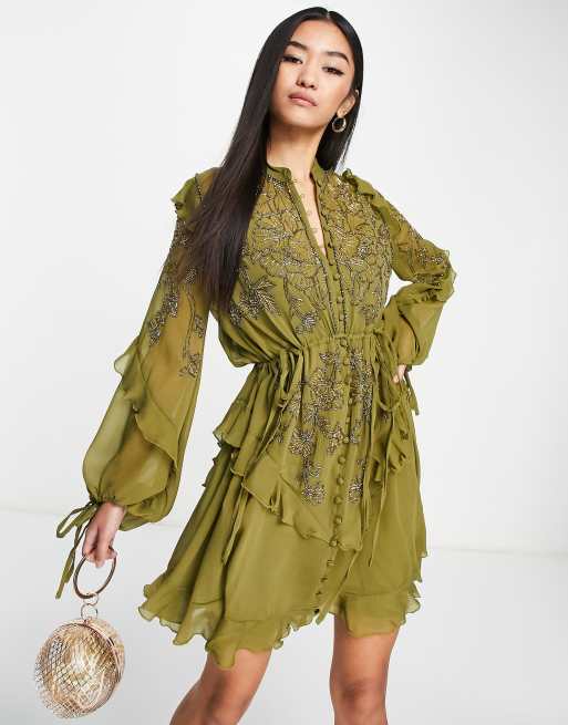 ASOS DESIGN - Robe courte en mousseline ornementée avec motif fleuri effet pochoir orné de perles - Olive