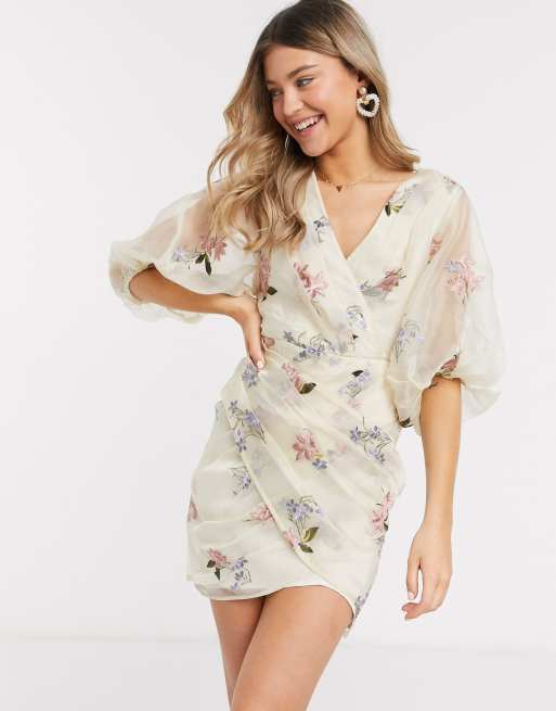 ASOS DESIGN - Robe courte en organza avec fleurs brodées - Crème