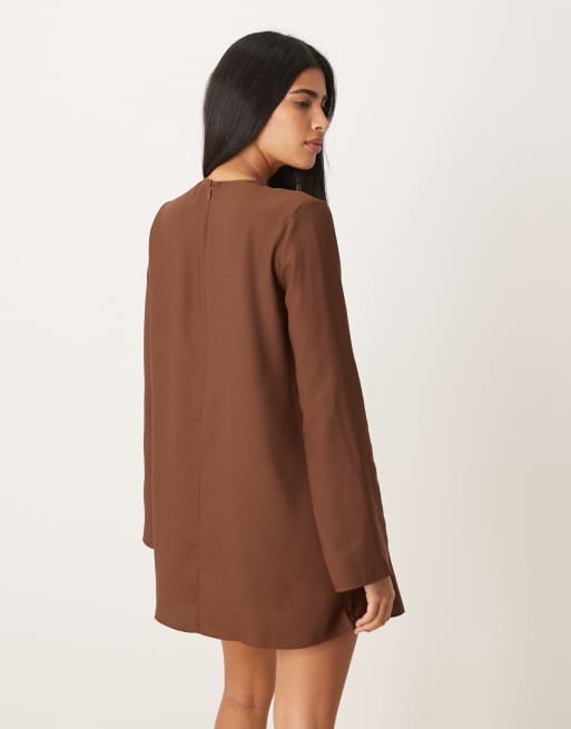 ASOS DESIGN - Robe courte en satin à manches longues et ourlet à godets - Chocolat, 2 de 4