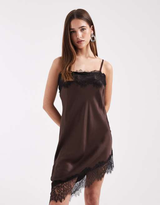 ASOS DESIGN - Robe courte en satin avec ourlet asymétrique et bords en dentelle - Chocolat, 4 de 4