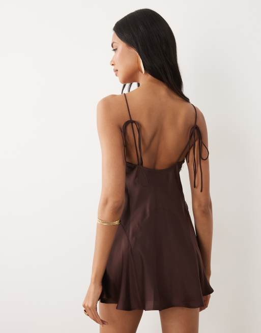 ASOS DESIGN - Robe courte en satin coupée en biais avec dos échancré et encolure dégagée - Chocolat, 4 de 4