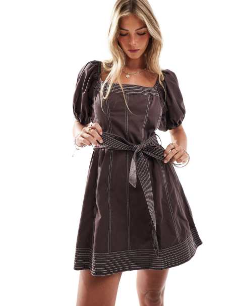 ASOS DESIGN - Robe courte en sergé à manches bouffantes avec ceinture et surpiqûres - Bordeaux - view 1