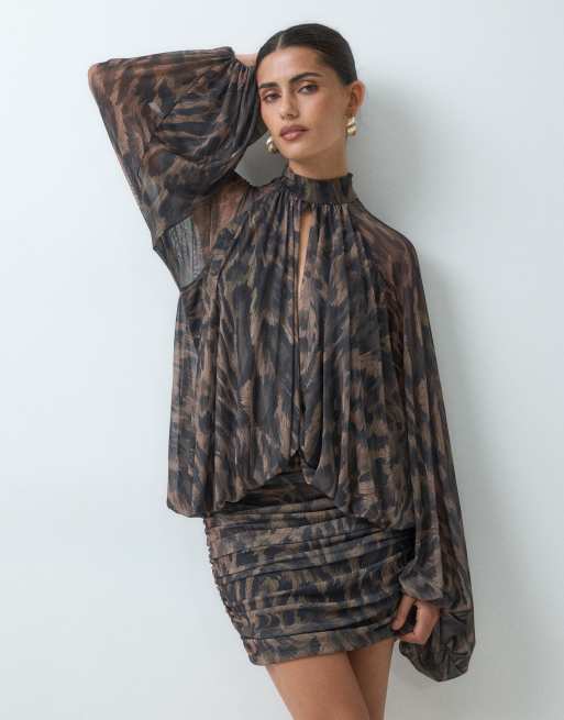 ASOS DESIGN robe courte en tulle imprimé floral à taille basse, corsage blousant, col noué, imprimé animal, 4 de 5