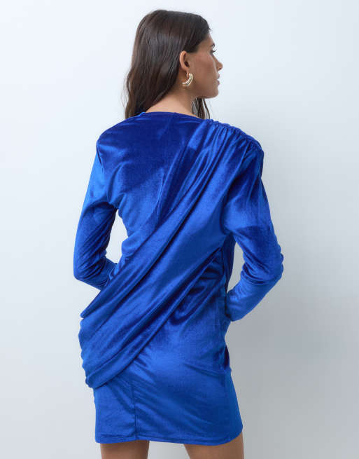 ASOS DESIGN robe courte en velours à épaulettes, près du corps, avec détail drapé fluide, en bleu cobalt, 3 de 5