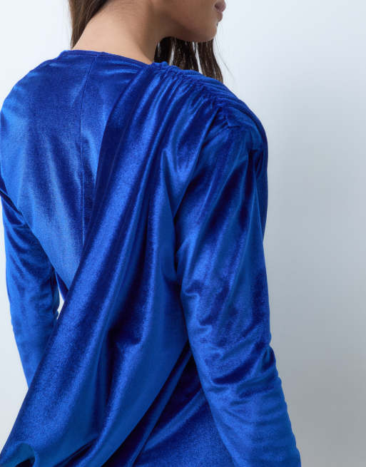 ASOS DESIGN robe courte en velours à épaulettes, près du corps, avec détail drapé fluide, en bleu cobalt, 5 de 5
