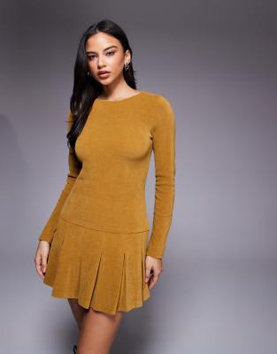 Robe courte en velours côtelé avec taille basse et jupe plissée - Moutarde-Jaune 36