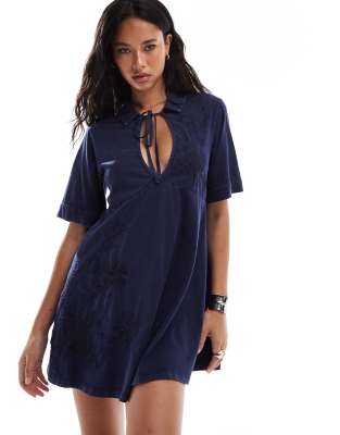 ASOS DESIGN - Robe courte et évasée à col en denim brodé délavé-Bleu