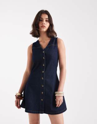 ASOS DESIGN - Robe courte et sans manches coupe ajustée puis évasée en denim brut-Bleu