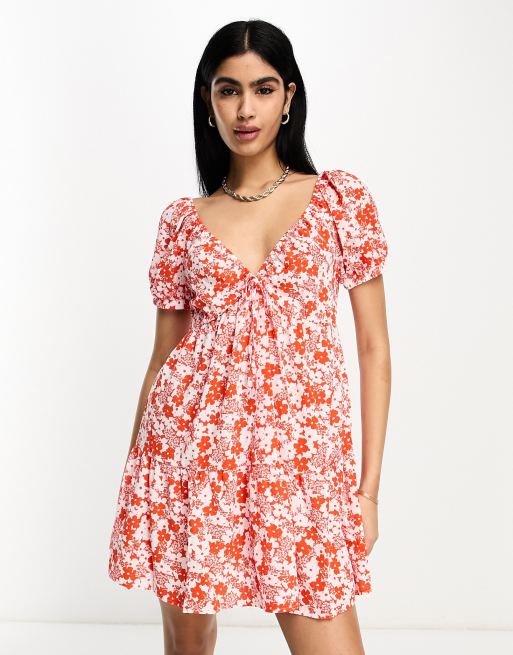 ASOS DESIGN - Robe courte étagée à fleurs avec encolure élastiquée - Rouge