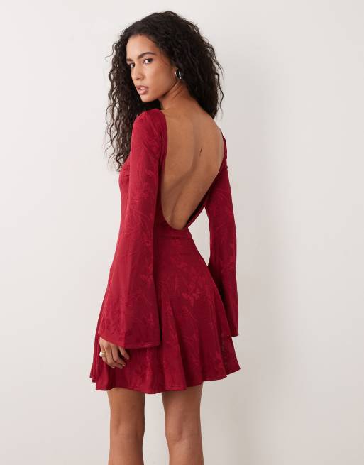 ASOS DESIGN robe courte évasée en satin jacquard fleuri avec manches évasées et détail dos nu, bordeaux, 2 de 4