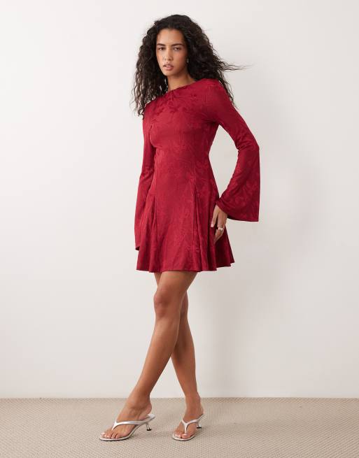ASOS DESIGN robe courte évasée en satin jacquard fleuri avec manches évasées et détail dos nu, bordeaux, 3 de 4