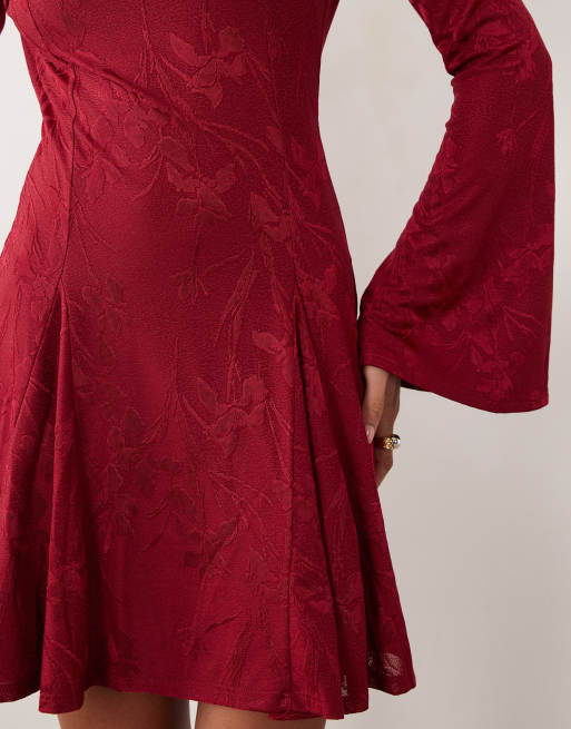 ASOS DESIGN robe courte évasée en satin jacquard fleuri avec manches évasées et détail dos nu, bordeaux, 4 de 4